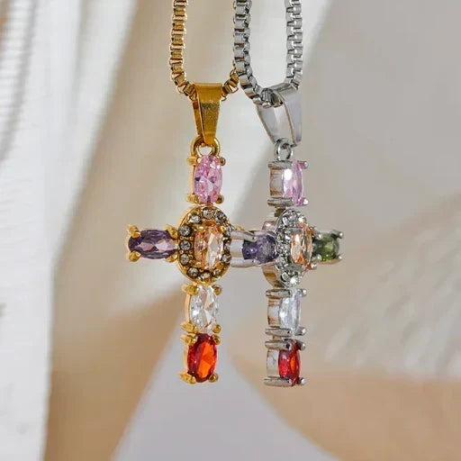 Collar con Colgante de Cruz Engastado con Cristales de Circonita